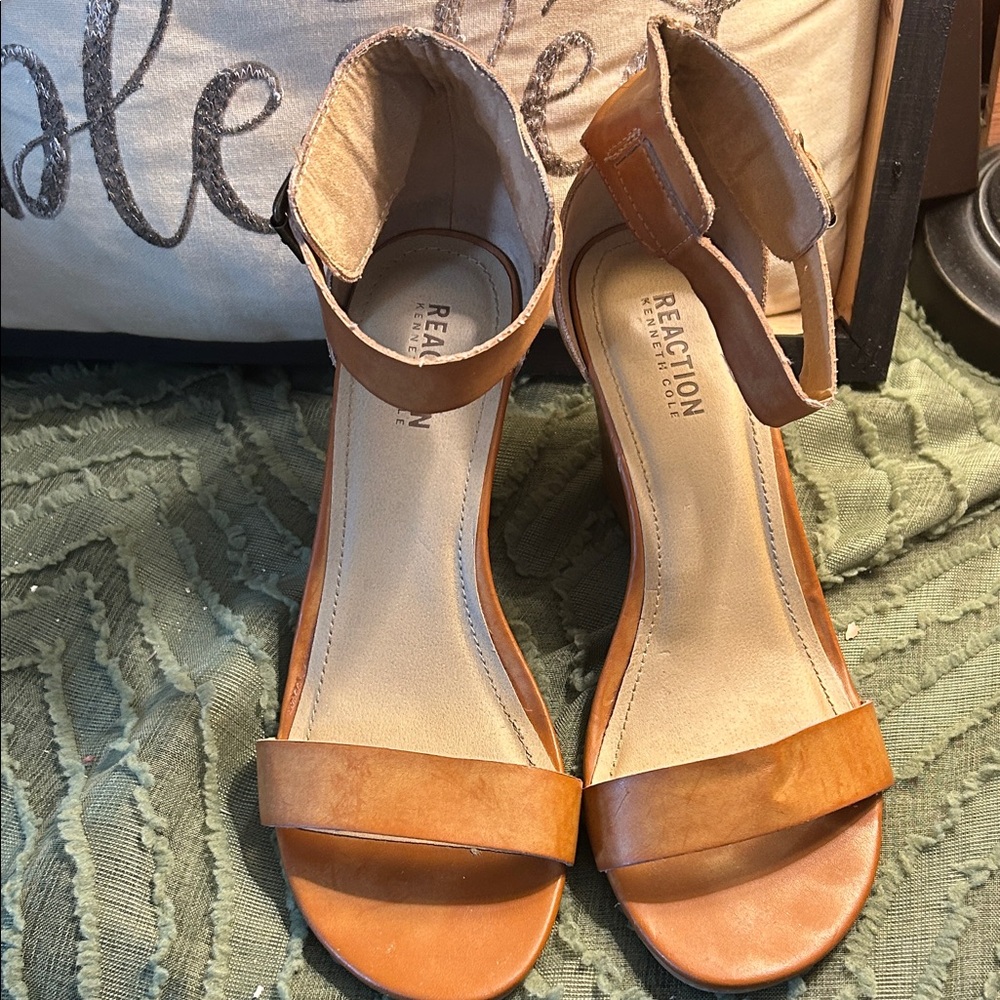Kenneth Cole Reaction Tan Ankle Strap Sandals
